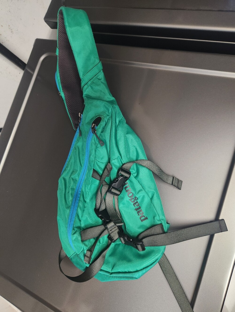 Patagonia Atom Sling 8L Backpack Teal Green Blue Crossbody - Picture 3 of 4